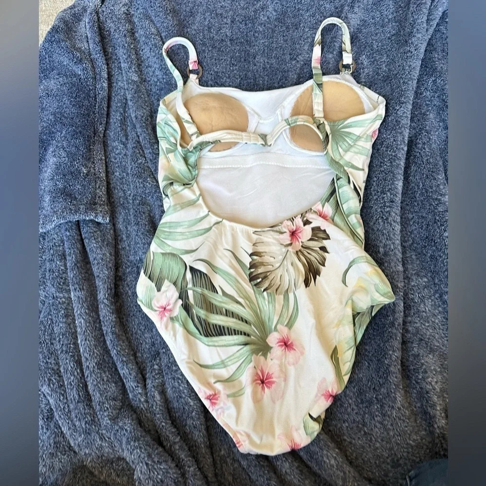 M/L swimsuit‎ - Picture 2 of 3